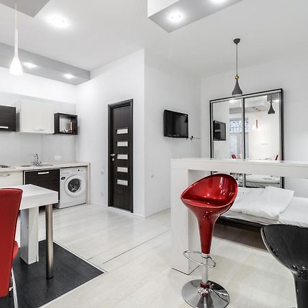 Black And Red Squares Apartment Lviv Luaran gambar