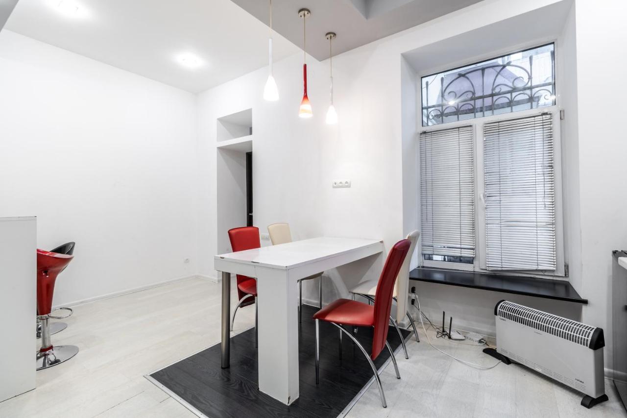 Black And Red Squares Apartment Lviv Luaran gambar
