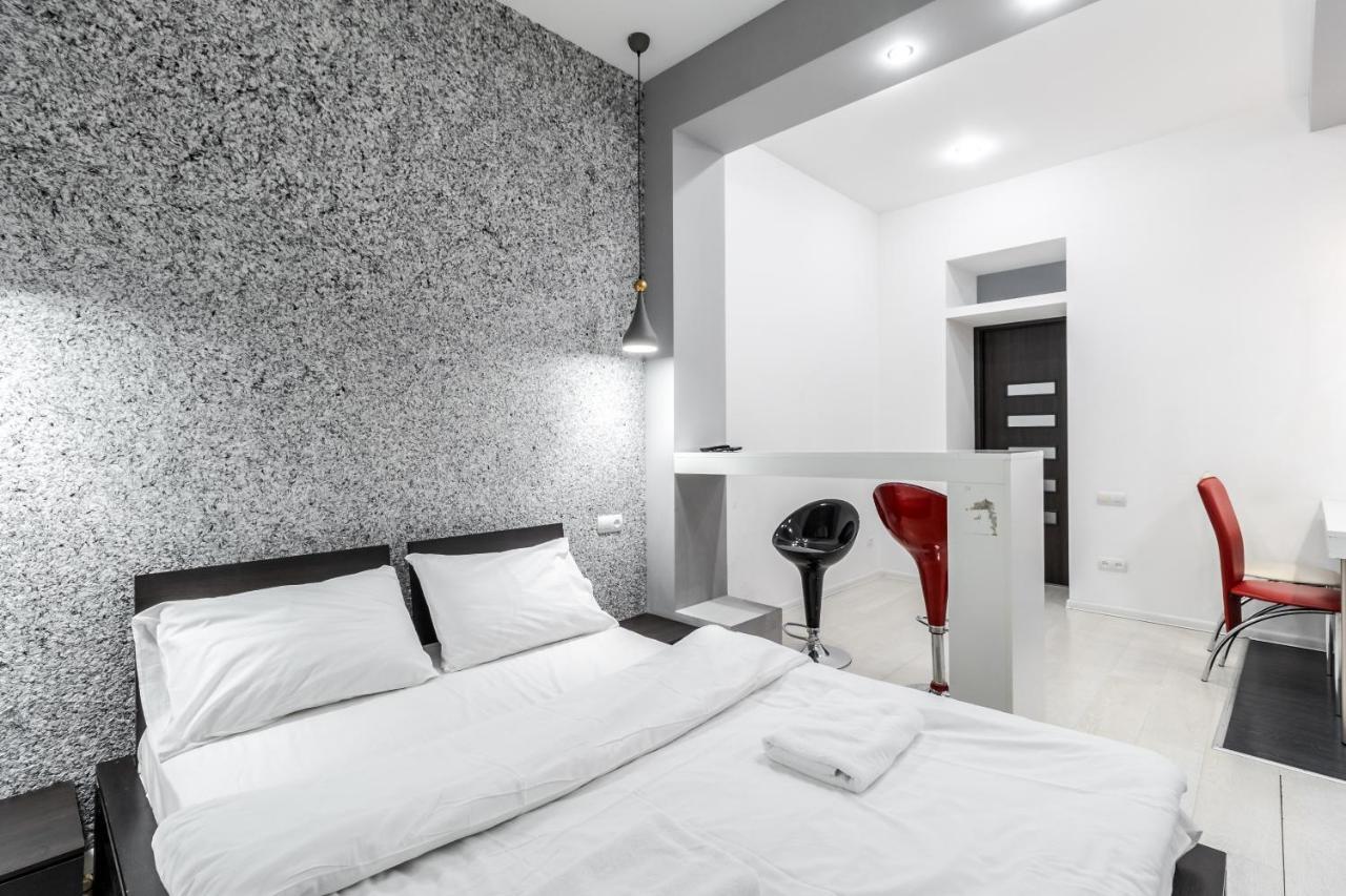 Black And Red Squares Apartment Lviv Luaran gambar