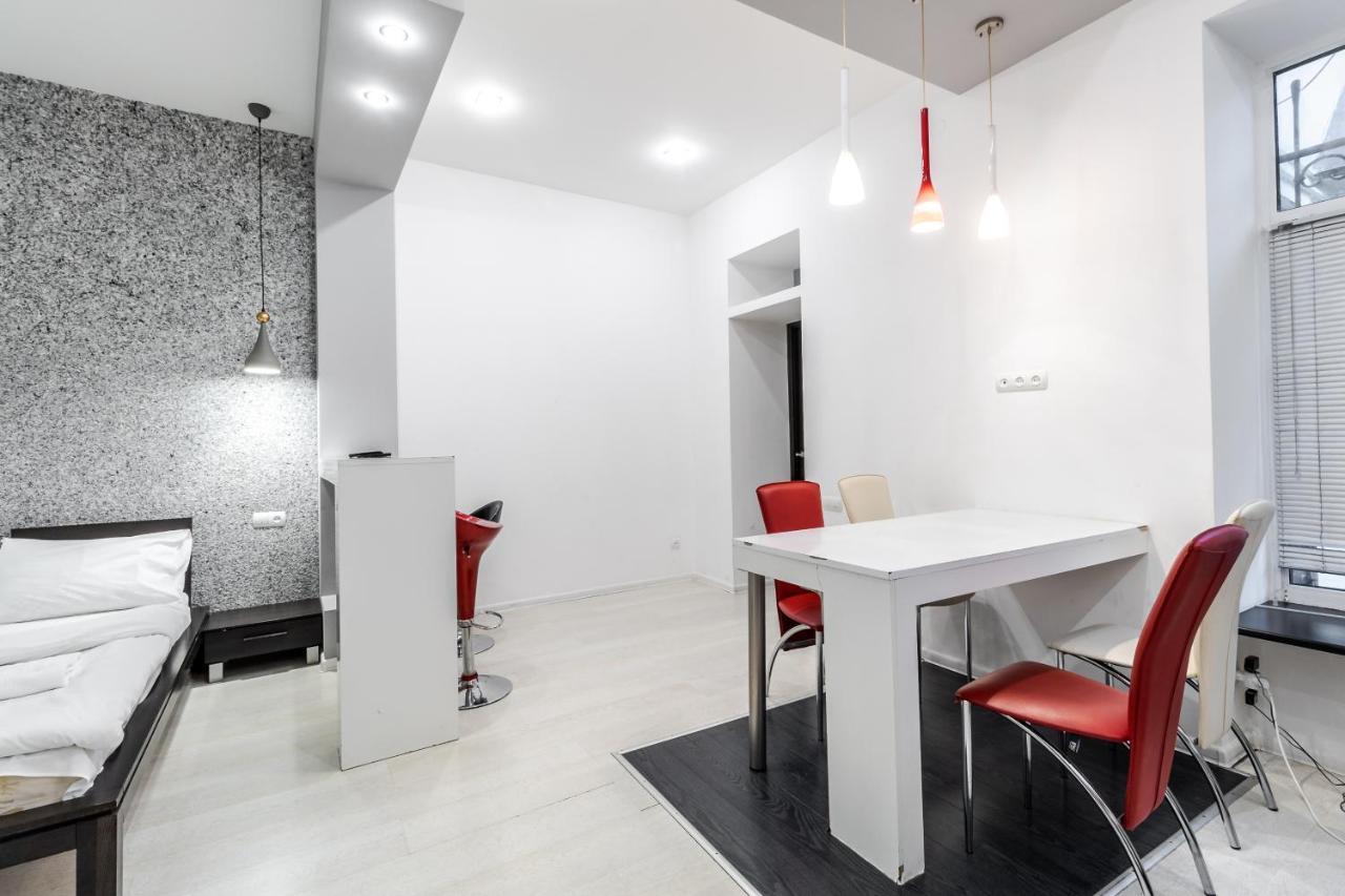 Black And Red Squares Apartment Lviv Luaran gambar