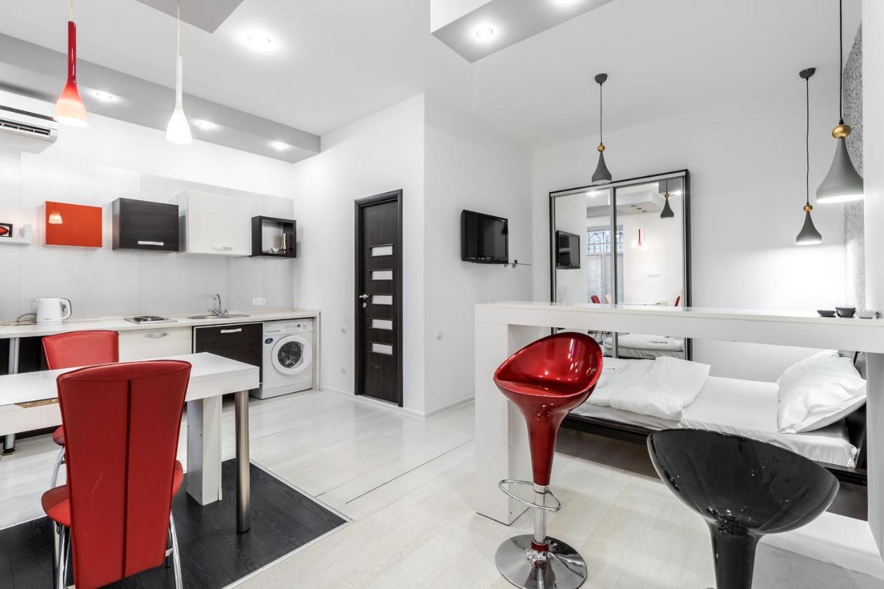 Black And Red Squares Apartment Lviv Luaran gambar