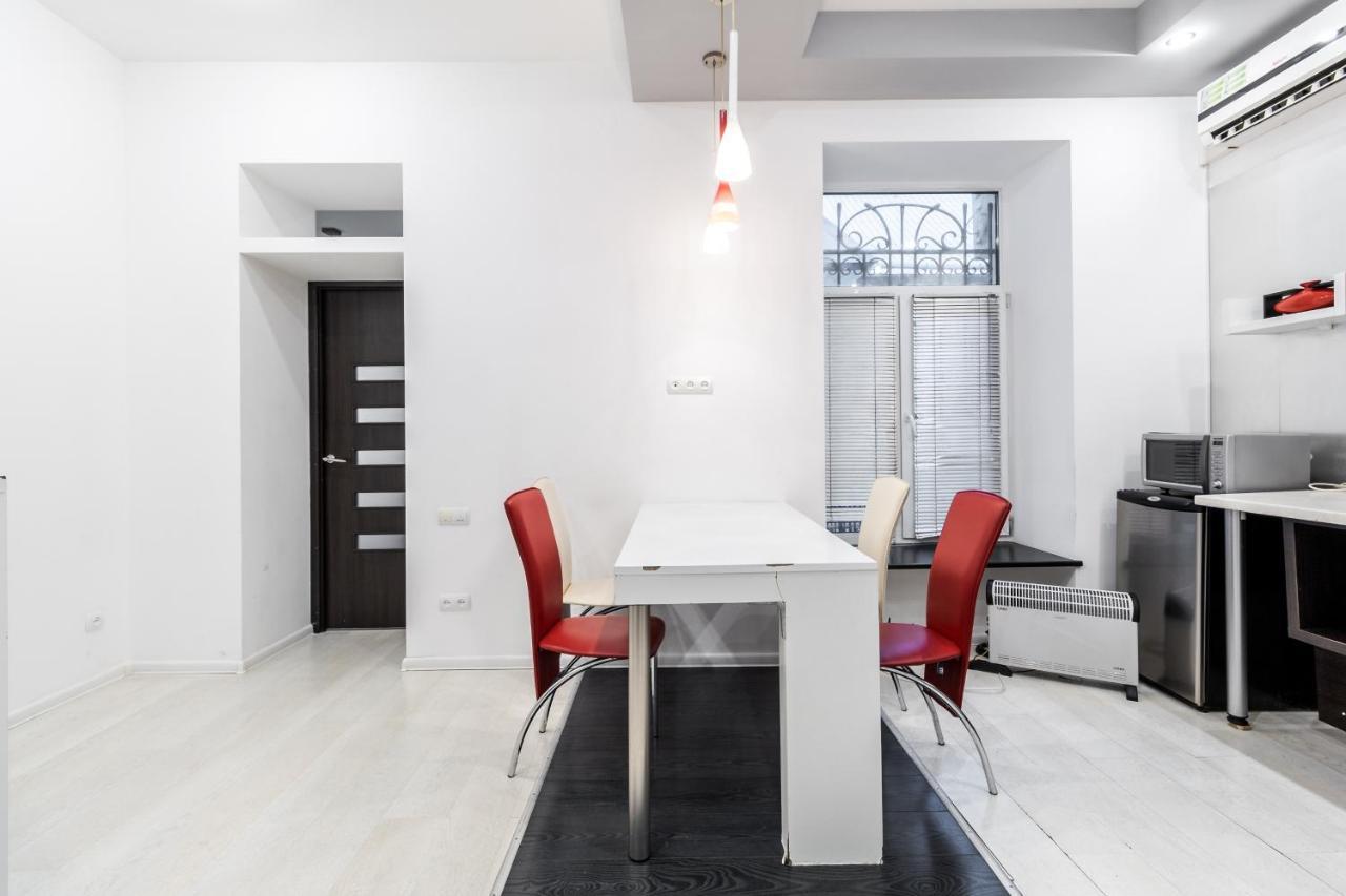 Black And Red Squares Apartment Lviv Luaran gambar