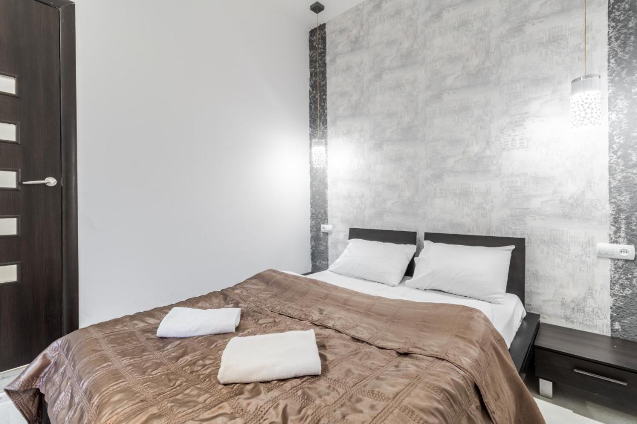 Black And Red Squares Apartment Lviv Luaran gambar