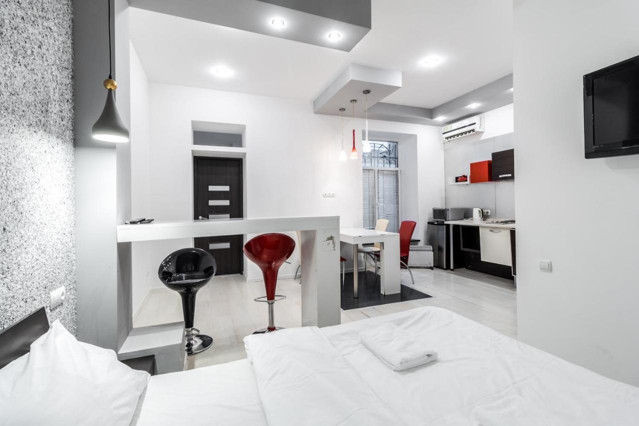 Black And Red Squares Apartment Lviv Luaran gambar