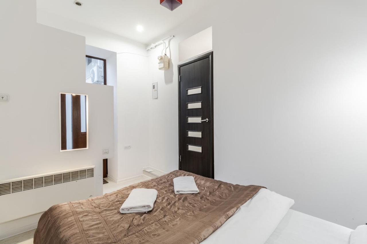 Black And Red Squares Apartment Lviv Luaran gambar